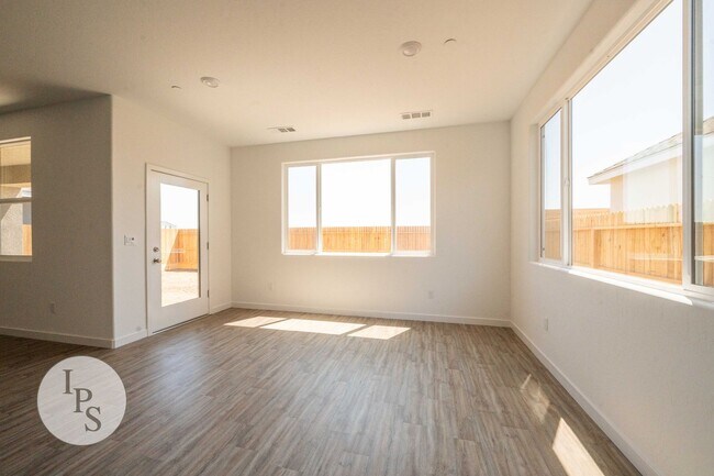 Building Photo - 2808 N Vahe Ave