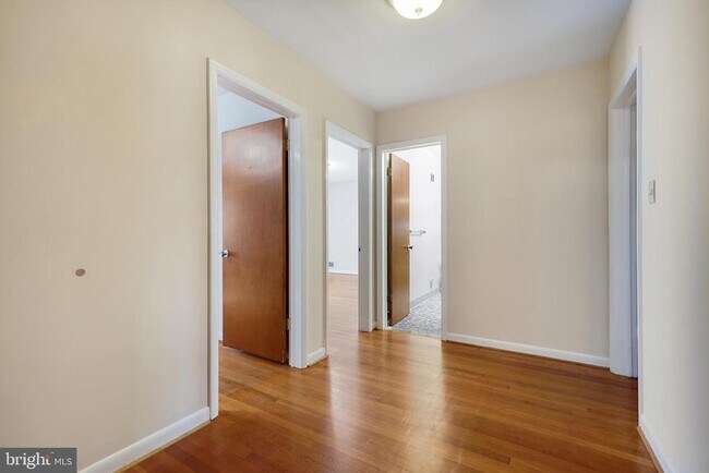 Building Photo - 6220 Robinwood Rd