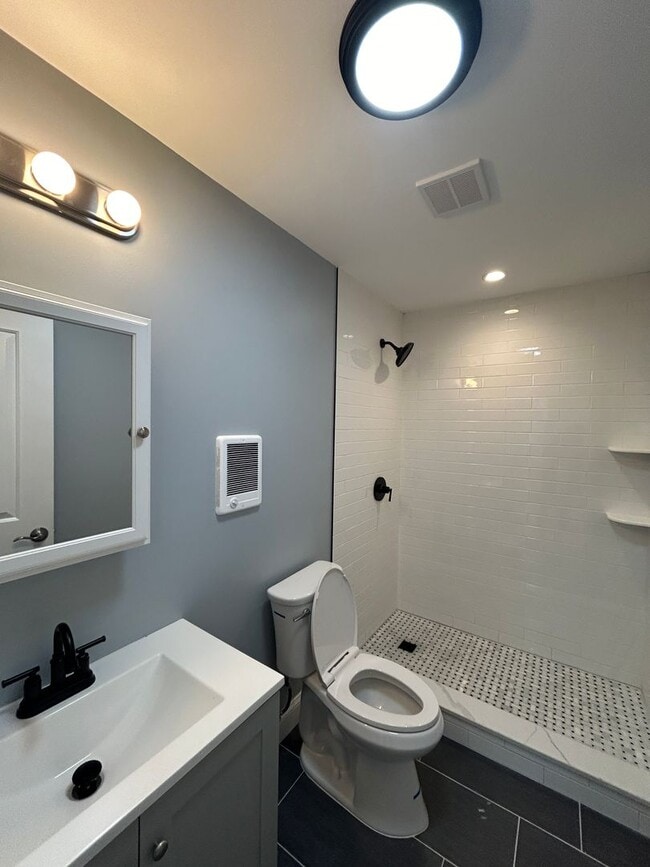 Building Photo - Gorgeous 3 bedroom 1 1/2 bathroom Single F...