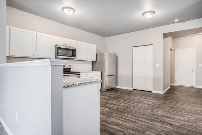 Building Photo - 15901 Cedar Dr