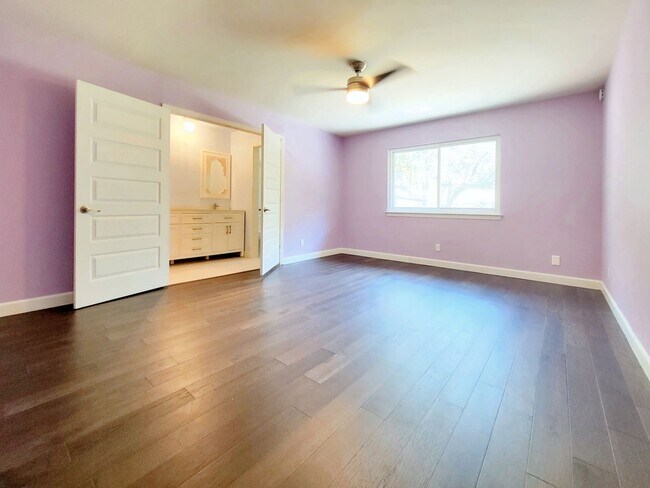 Building Photo - 3 Bed, 2 Bath Single-Level Gem with Firepl...