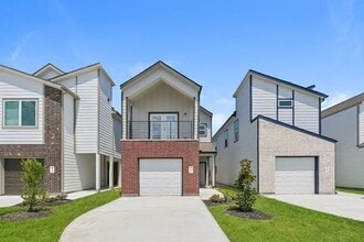 Building Photo - 15226 Estrella Rd W