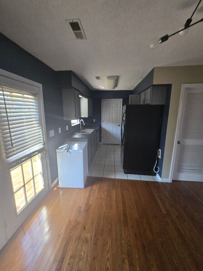 Building Photo - Spacious 2-Bedroom Condo in Johnson City