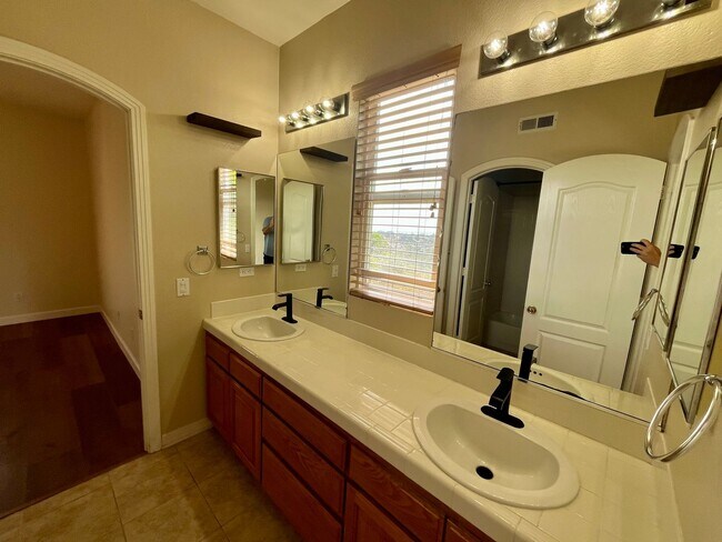 Building Photo - Carlsbad 4 bedroom Stunner on Cul-de-sac w...