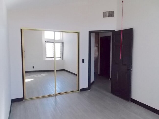 Building Photo - Spacious 4-Bed Home in Quiet Las Vegas Cul-de-Sac with Private Backyard