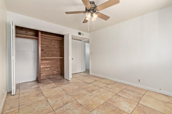 Building Photo - 524 W Fairway Dr