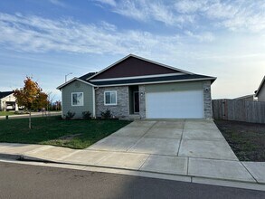 Building Photo - 591 / 818 Duplex