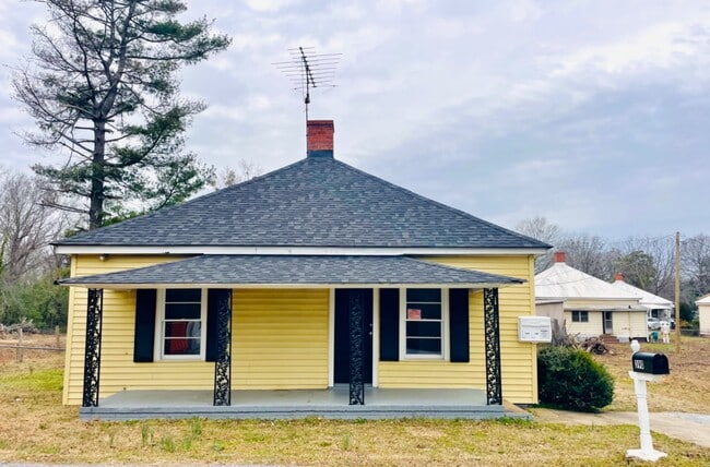 Building Photo - 390 Farley St
