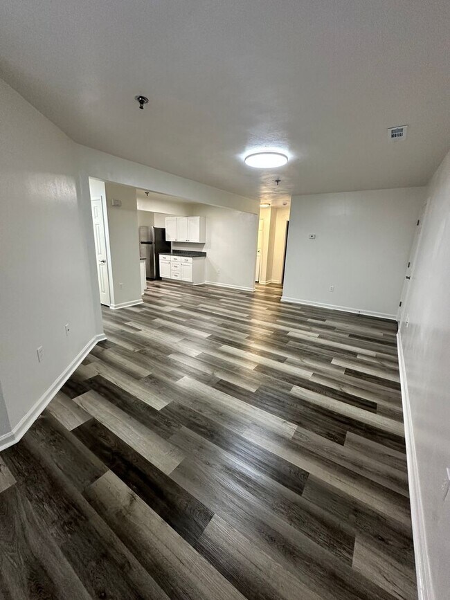 Building Photo - $1180 for Newly Renovated 1 bedroom in a 4...