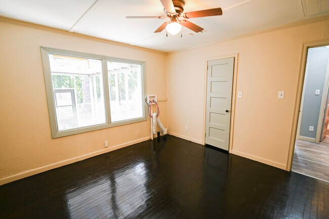 Building Photo - 350 Pineview Dr