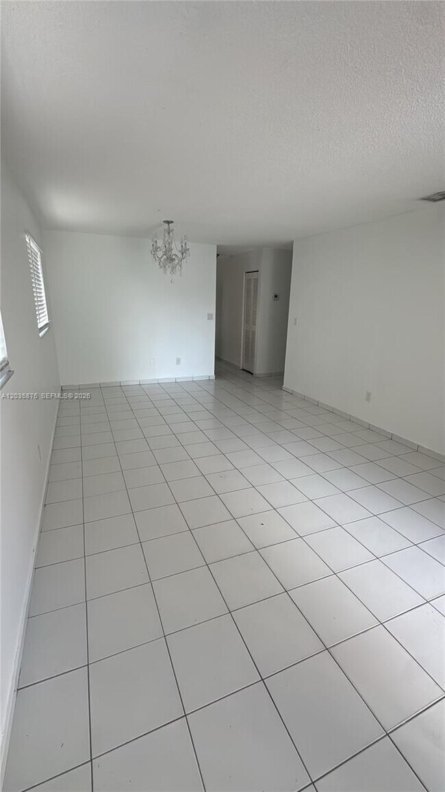 Building Photo - 830 W 75th St