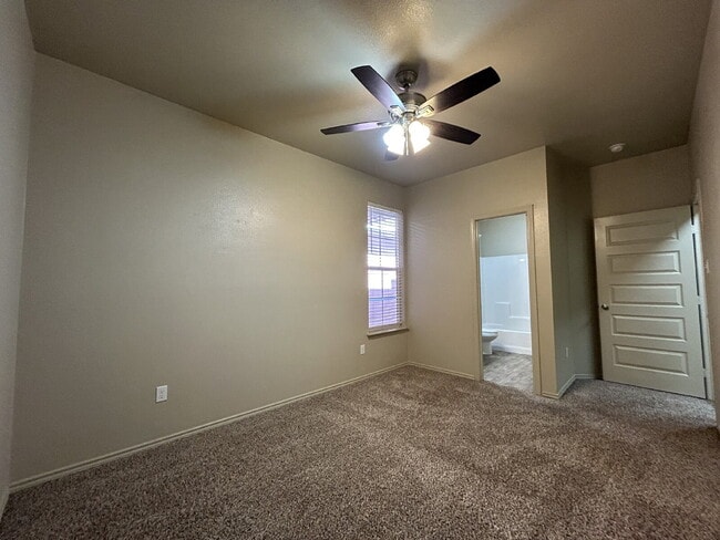 Building Photo - Beautiful Townhome Located Near Texas Tech...