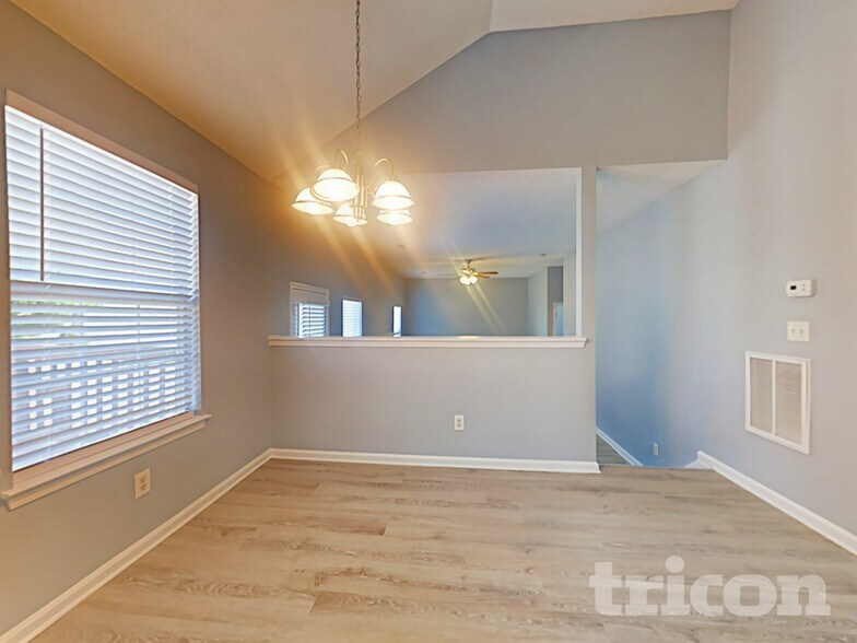 Building Photo - 1100 Village Oaks