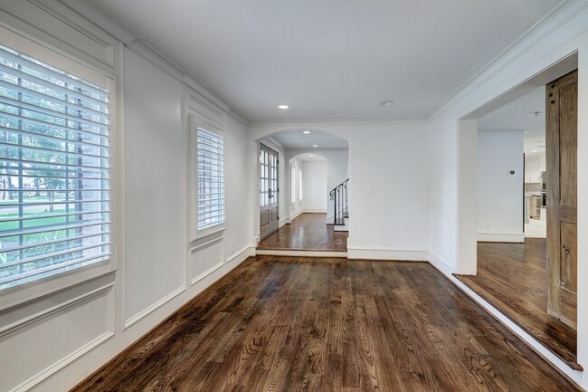 Building Photo - 14123 Carolcrest Cir