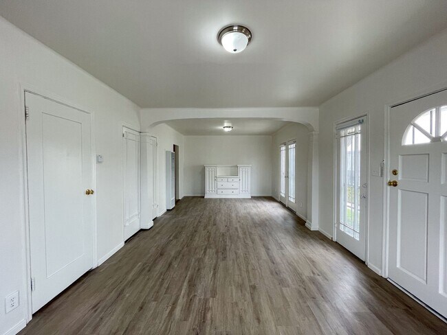 Interior Photo - 1450 W 39th St