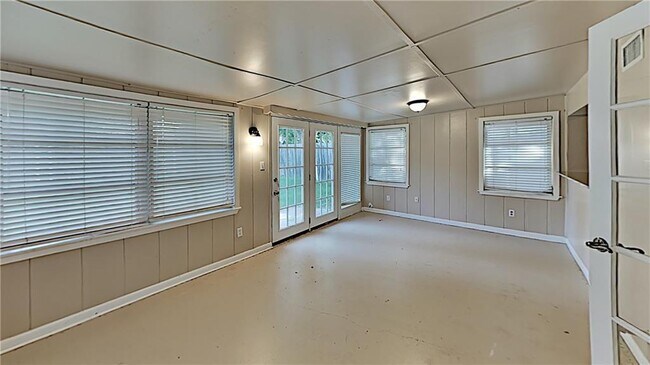 Building Photo - 2640 Manchester Dr