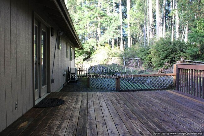 Building Photo - 3 bedroom 1.75 bath home on Peacock Hill