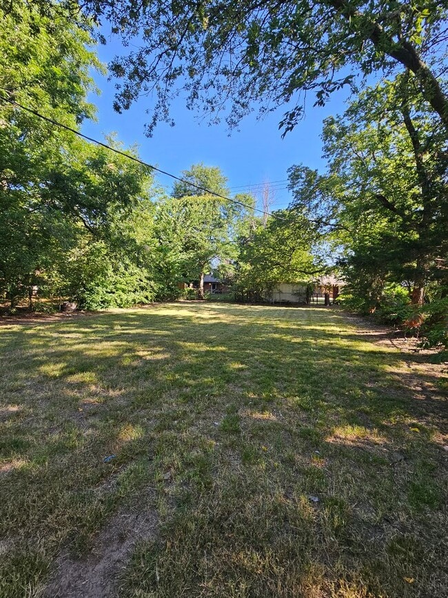 Building Photo - (3) Bed in Core Norman! Pet Negotiable! Av...
