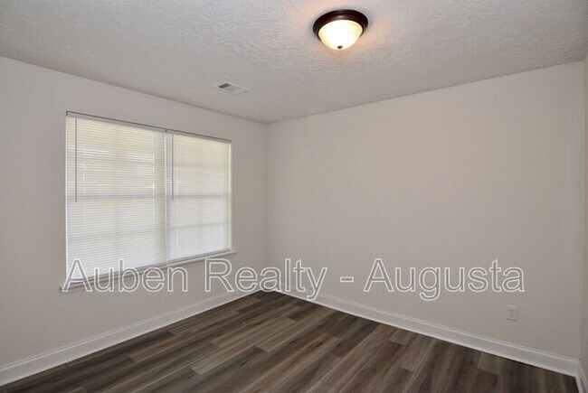 Building Photo - 1924 Roberson Rd