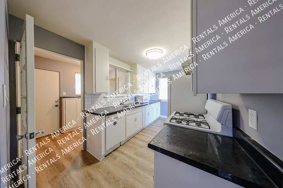 Building Photo - 404 W Mission Ln