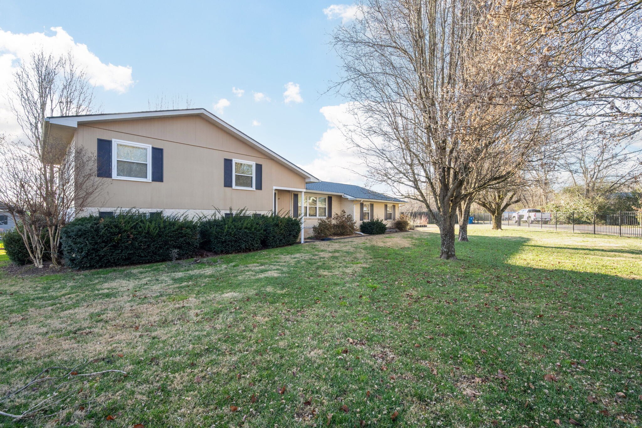 Building Photo - 85 Meadowdew Ln