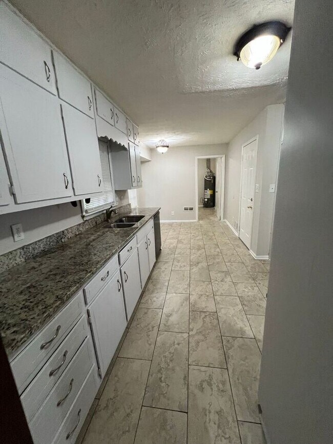 Building Photo - READY NOW!!!! 3 bed 2 bath!