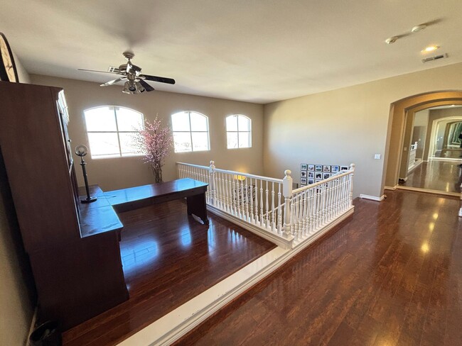 Building Photo - Gorgeous 4bed/4.5 bath home in Queensridge!