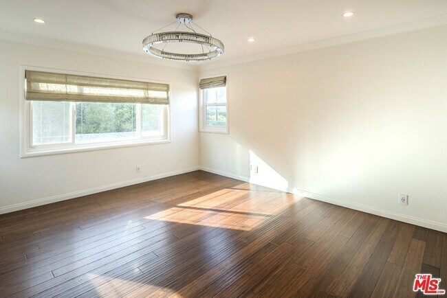 Building Photo - 4051 Beverly Glen Blvd