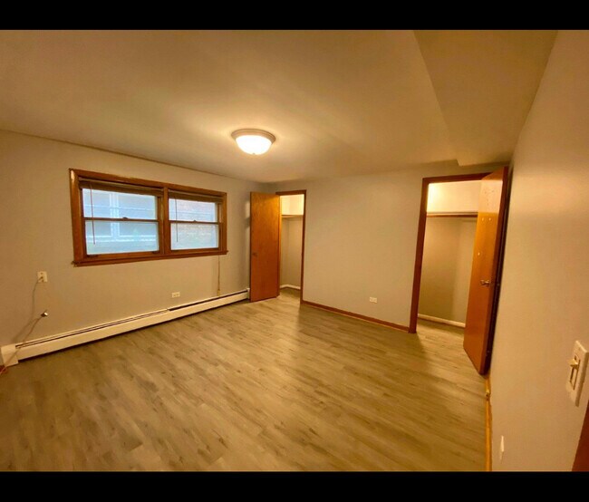 Building Photo - 2215 W Thome Ave