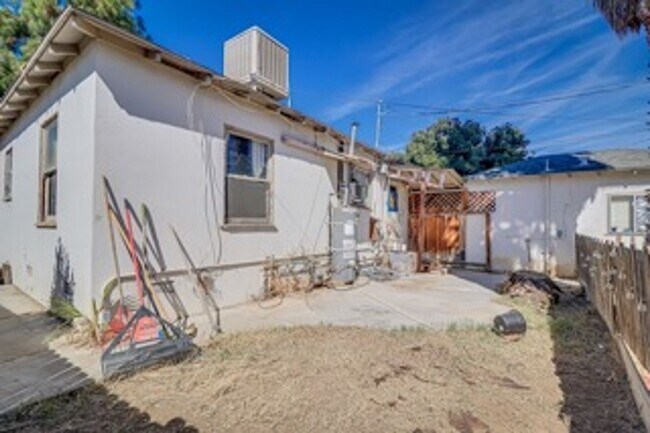 Building Photo - 627 Arvin St