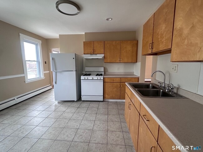 Building Photo - 22-24-24 Bushnell St