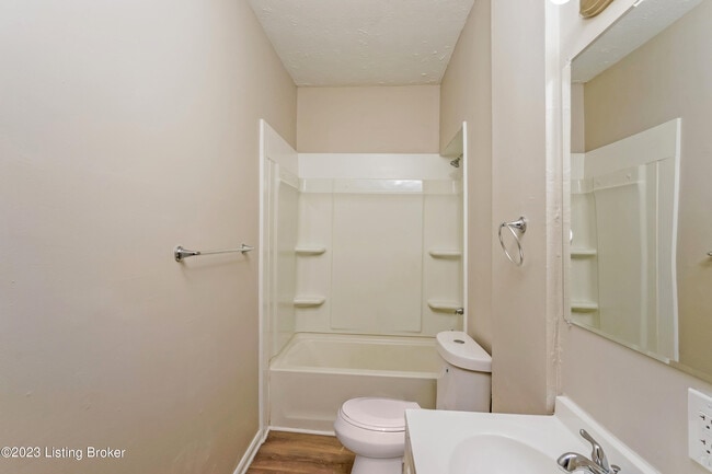 Building Photo - 3630 River Park Dr