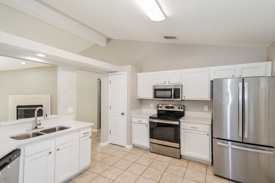 Building Photo - 874 Long Lake Dr