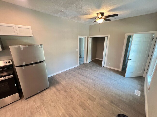 Building Photo - Newly Renovated 2 Bed, 2 Bath Duplex – Pet Friendly!