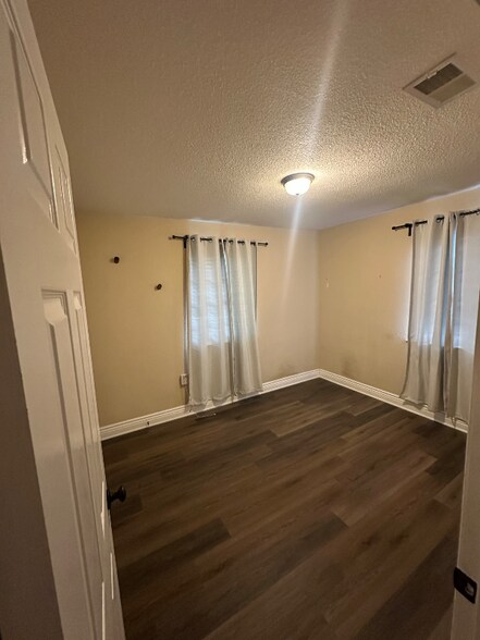 Primary Photo - 18 Poulton Dr NW