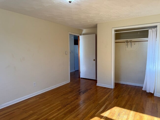 Building Photo - Must see 2 - bedroom, 1 -bath all brick home