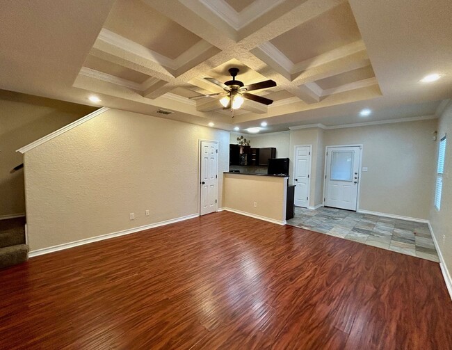 Building Photo - Adorable townhome with 3 bedrooms, 2.5 bat...