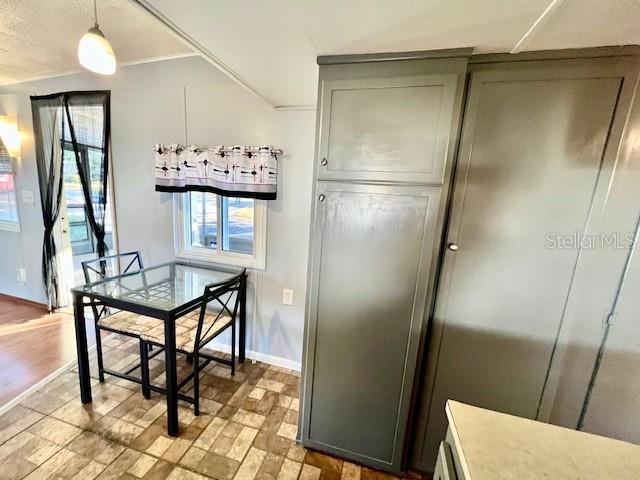 Building Photo - 825 Oakwood Dr