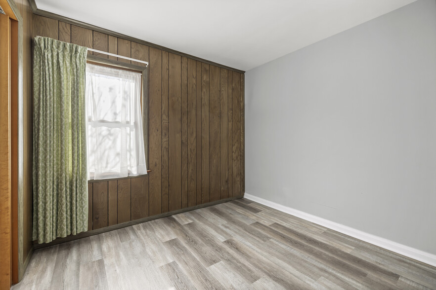 Building Photo - 1515 Longwood Dr