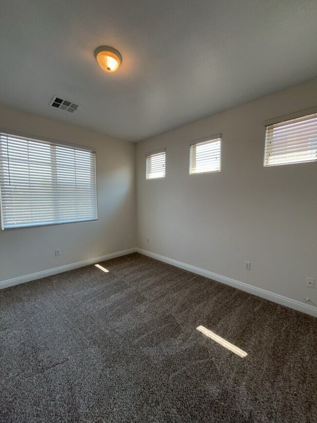 Building Photo - 533 Blanche Ct