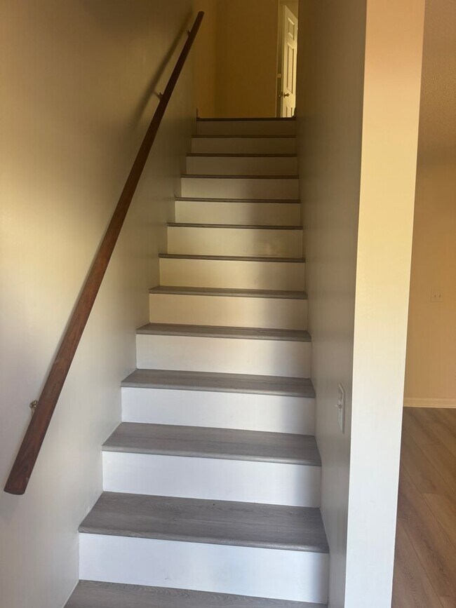 Building Photo - Updated Townhouse In Hunter Hills