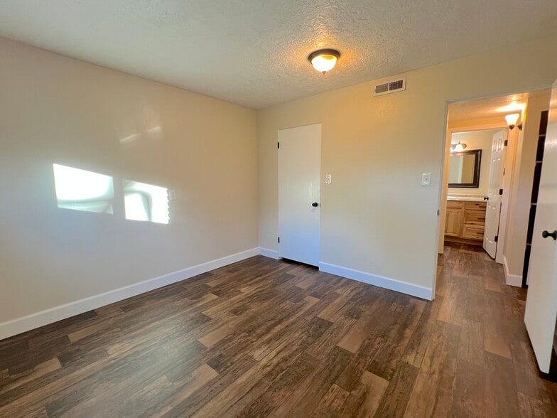 Building Photo - 1600 20th St S