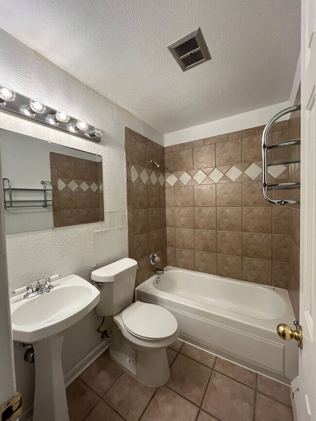 Building Photo - 1 bedroom condo in Denver