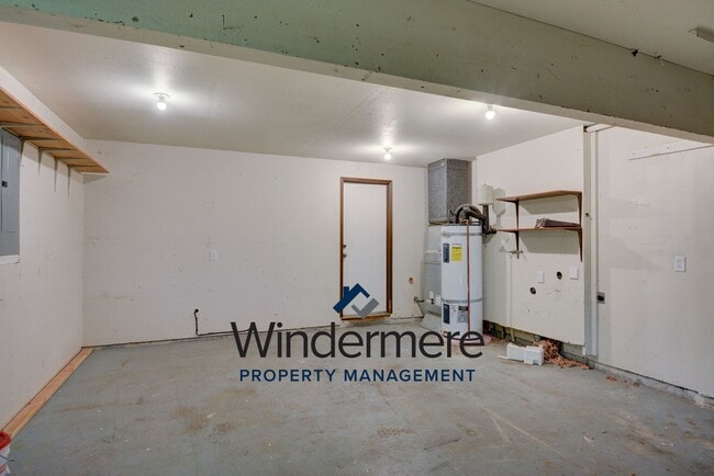 Building Photo - 4 bedroom 3 bathroom pet friendly home