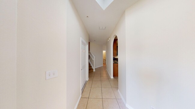 Building Photo - Spacious 3 Bed / 2.5 Bath/ 1 Car Garage To...