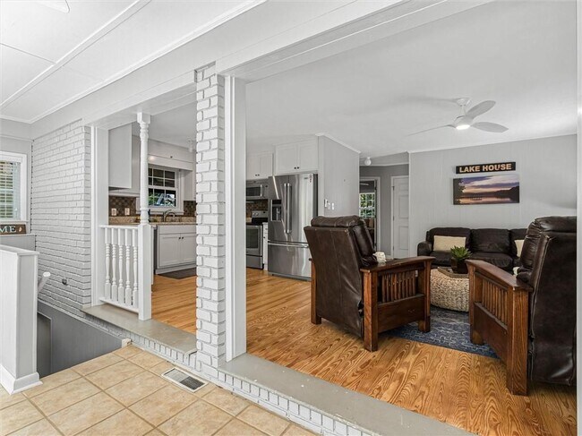 Building Photo - 6265 Lakeview Dr