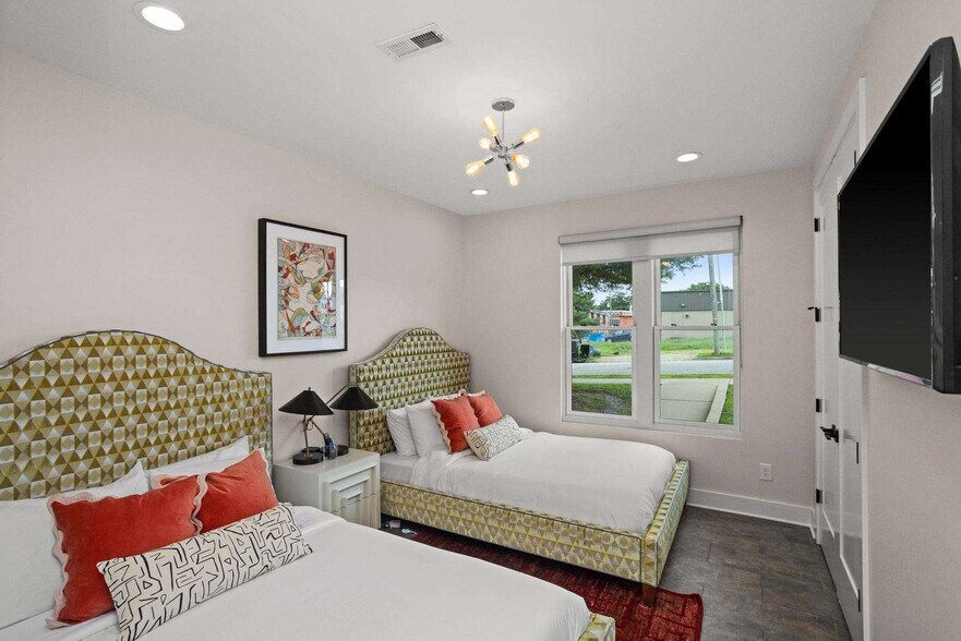 Building Photo - 770 E Argyle Ave