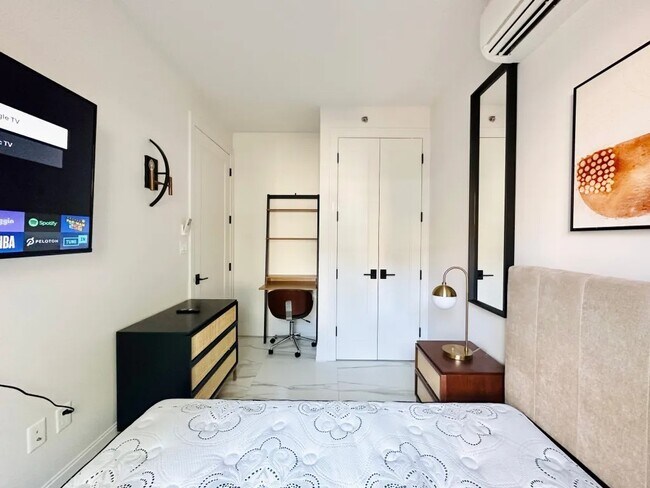 Building Photo - Furnished room/NOT APARTMENT