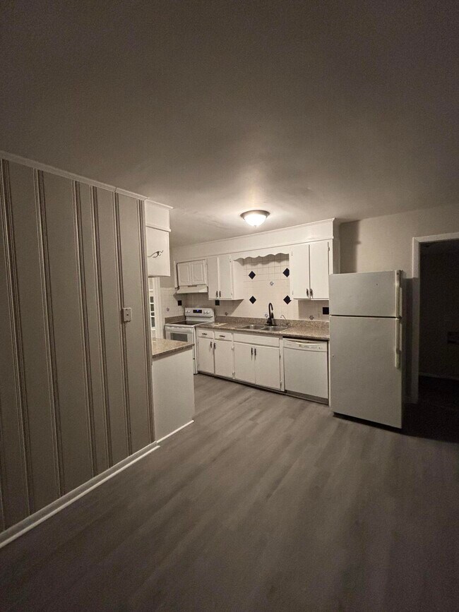 Building Photo - 2458 Leslie Cir