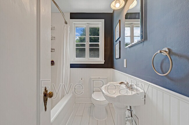 Building Photo - 1804 Hailey Ave